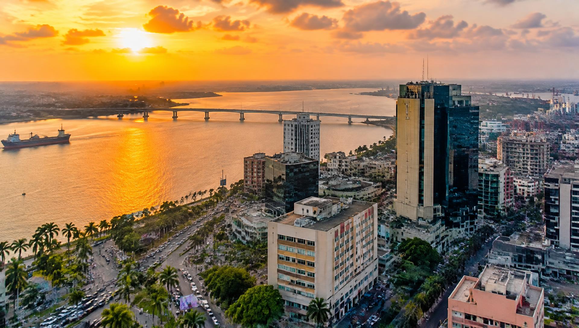 Douala au coucher du soleil, le Wouri et ses tours